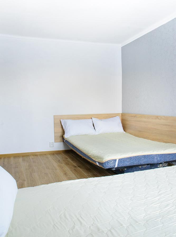 Scandinavian Poltava Apartments With 2 Rooms, 3 Beds 1 Sofa Exteriör bild
